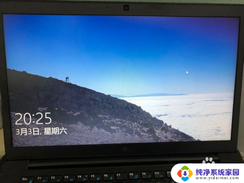 怎样换锁屏图片 Win10如何自定义锁定屏幕背景图片